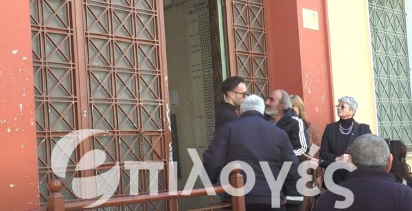 Σέρρες: Ένταση στα δικαστήρια κατά την προσαγωγή του 55χρονου που κατηγορείται για απόπειρα ανθρωποκτονίας της συζύγου του- video