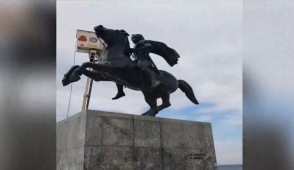 Θεσσαλονίκη: Συνεργείο του δήμου απολύμανε και έπλυνε το εμβληματικό άγαλμα του Μεγάλου Αλεξάνδρου