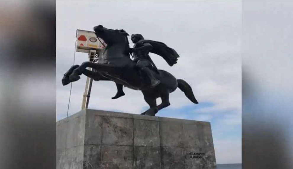 Θεσσαλονίκη: Συνεργείο του δήμου απολύμανε και έπλυνε το εμβληματικό άγαλμα του Μεγάλου Αλεξάνδρου