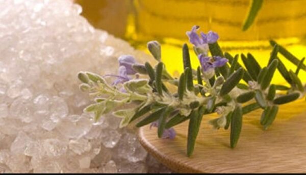 Φτιάξτε το δικό σας scrub με αλάτι και ελαιόλαδο για το πρόσωπο