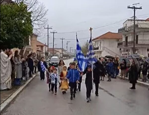Αναγέννηση Σερρών: Το χωριό που παρελαύνουν μόνο παιδιά και ηλικιωμένοι - φωτο & video