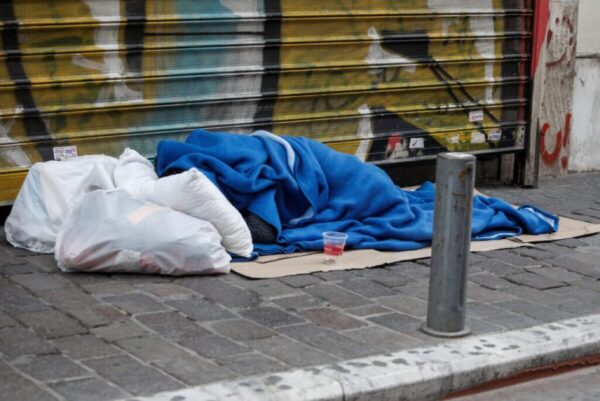 Θρίλερ με τον θάνατο αστέγου μέσα σε εστιατόριο στο κέντρο της Αθήνας – Συνελήφθησαν ο ιδιοκτήτης και δύο εργαζόμενοι