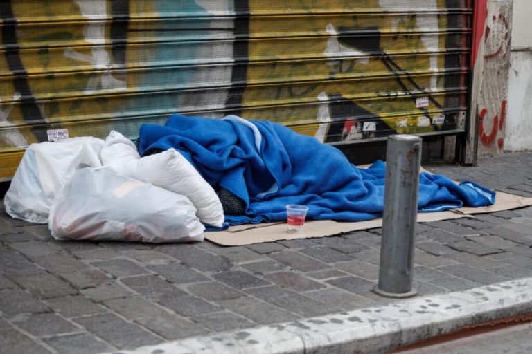 Θρίλερ με τον θάνατο αστέγου μέσα σε εστιατόριο στο κέντρο της Αθήνας – Συνελήφθησαν ο ιδιοκτήτης και δύο εργαζόμενοι