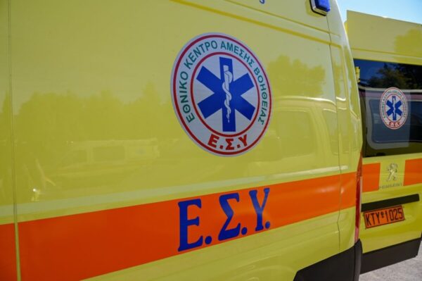 Σοβαρό τροχαίο στο κέντρο της Αθήνας – Μηχανή έπεσε πάνω σε κάγκελα, τραυματίας ο οδηγός