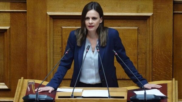 Έφη Αχτσιόγλου: Η κυβέρνηση έχει από τώρα αθωώσει τον κ. Τριαντόπουλο