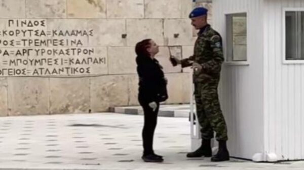 Υπάλληλος της Βουλής συνελήφθη μετά την παρέλαση- Προσπαθούσε να γράψει συνθήματα στο Μνημείο του Άγνωστου Στρατιώτη - video
