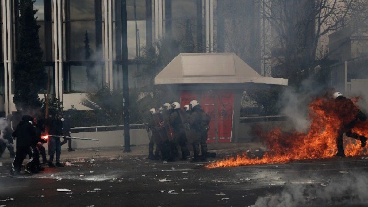 Σύνταγμα: Για κακούργημα κατηγορούνται οι συλληφθέντες για τα επεισόδια στη συγκέντρωση για τα Τέμπη