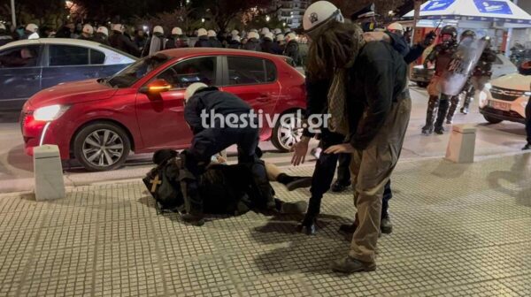 Θεσσαλονίκη: Ένταση και προσαγωγές στη διαμαρτυρία κατά της παράστασης του Ζαραλίκου - video