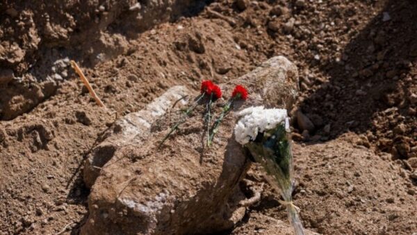 Θεσσαλονίκη: Κόκκινα γαρύφαλλα αφέθηκαν στους ομαδικούς τάφους απέναντι από το Επταπύργιο