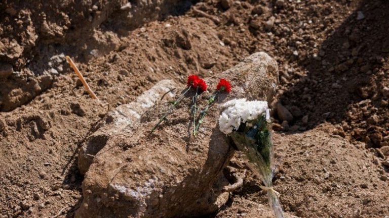 Θεσσαλονίκη: Κόκκινα γαρύφαλλα αφέθηκαν στους ομαδικούς τάφους απέναντι από το Επταπύργιο