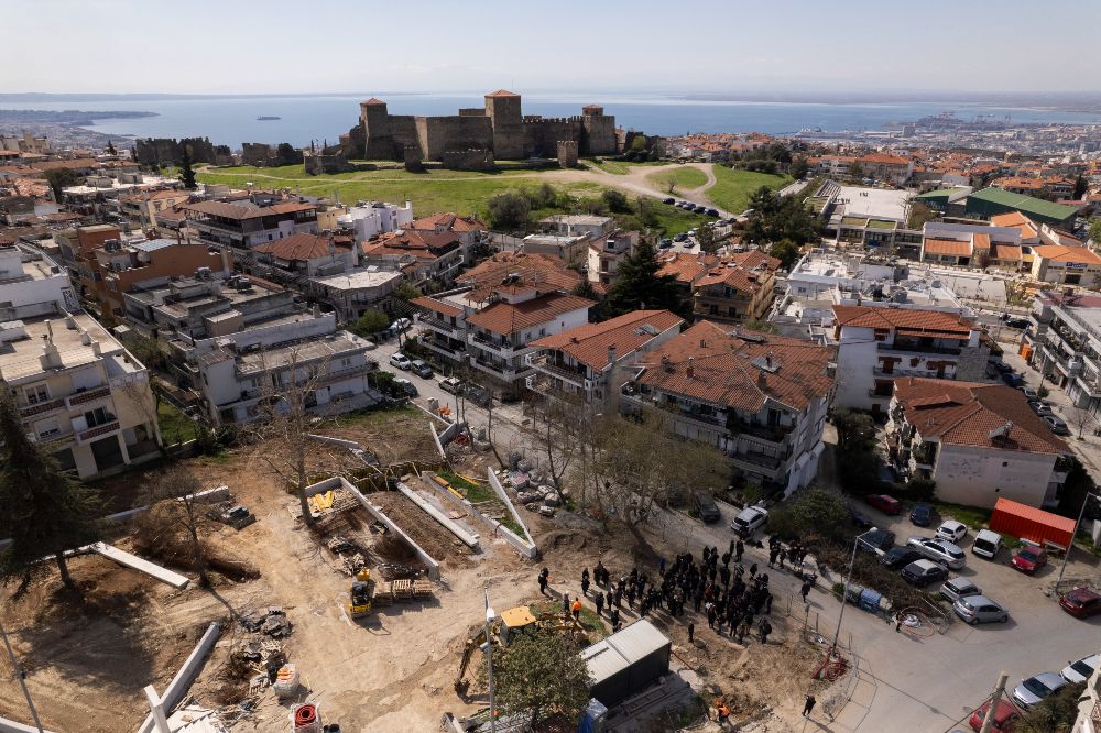 Θεσσαλονίκη: Κόκκινα γαρύφαλλα αφέθηκαν στους ομαδικούς τάφους απέναντι από το Επταπύργιο