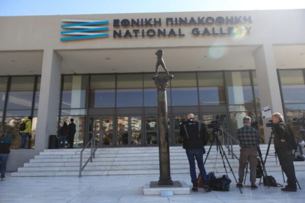 «Δεν προσβάλλουμε τα θρησκευτικά δικαιώματα των ανθρώπων», λέει καλλιτέχνης της έκθεσης που βανδάλισε ο βουλευτής της «Νίκης»