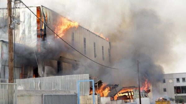 Συνεχίζεται η μάχη με τις φλόγες στη βιομηχανία επεξεργασίας ξύλου στη ΒΙΠΕ Ηρακλείου