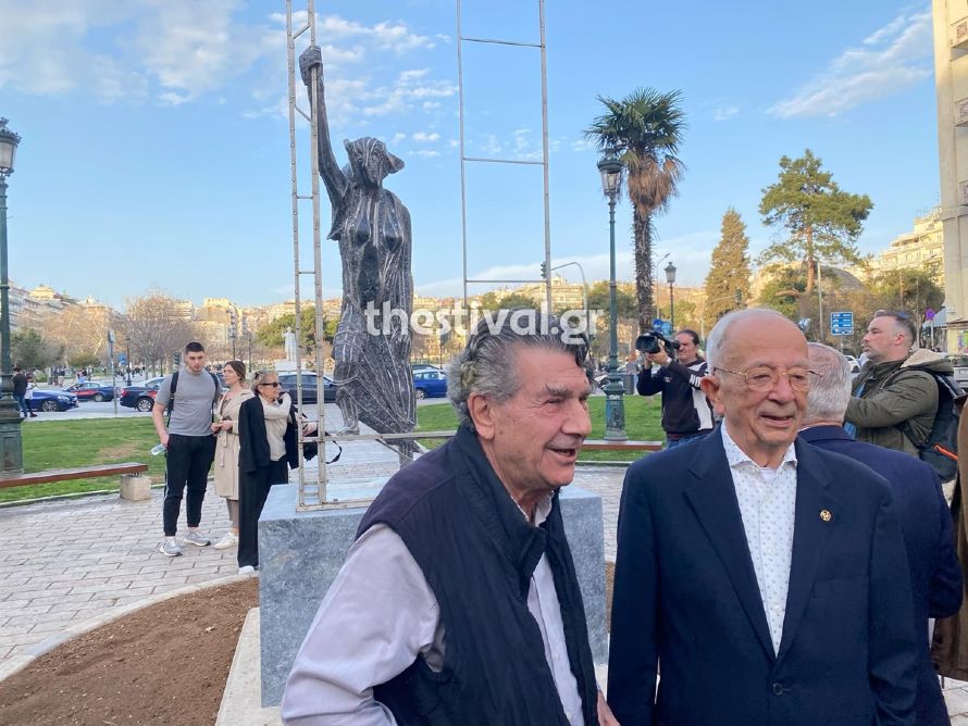 Θεσσαλονίκη: Το Γλυπτό “Γυναίκα σε Λεωφορείο” “αποκαλύφθηκε” στο πέταλο της Αριστοτέλους – Ο συμβολισμός του