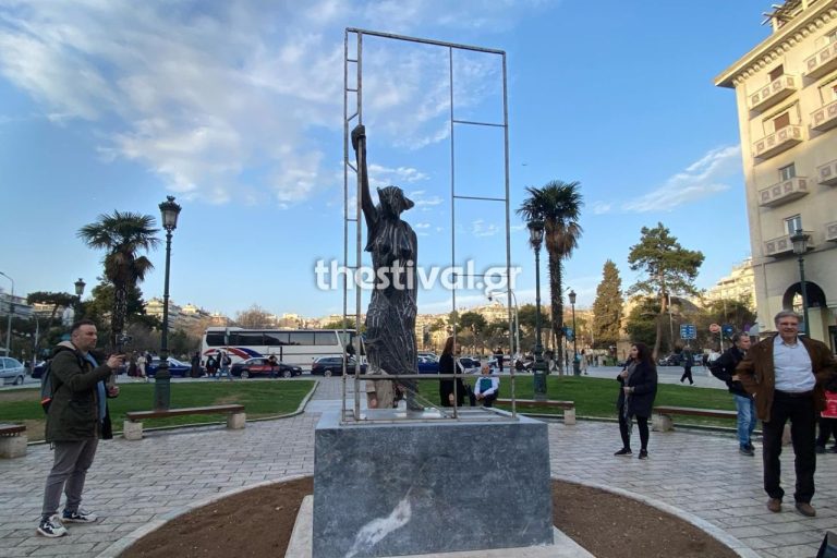 Θεσσαλονίκη: Το Γλυπτό “Γυναίκα σε Λεωφορείο” “αποκαλύφθηκε” στο πέταλο της Αριστοτέλους – Ο συμβολισμός του