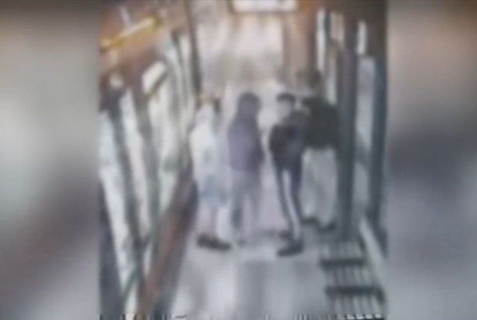 Βίντεο ντοκουμέντο με νεαρούς να κλέβουν κοσμήματα από επιβάτες στον ΗΣΑΠ