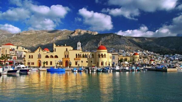 Εφαρμογή σχεδίου για πιθανή ρύπανση στην Κάλυμνο, μετά τη βύθιση αλιευτικού στο λιμάνι