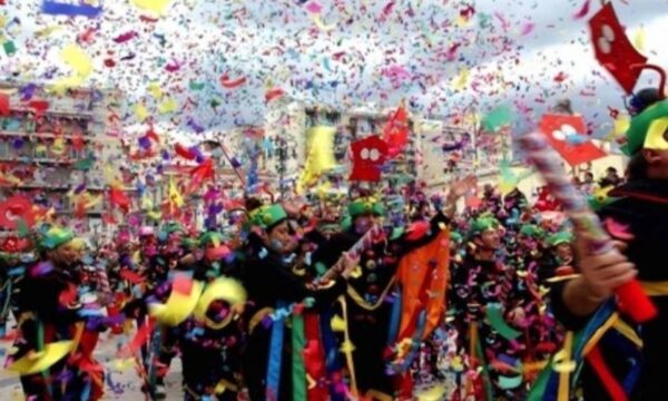 Πάτρα: Με δύο μεγάλες παρελάσεις και 55.000 καρναβαλιστές κορυφώνονται οι εκδηλώσεις του πατρινού καρναβαλιού