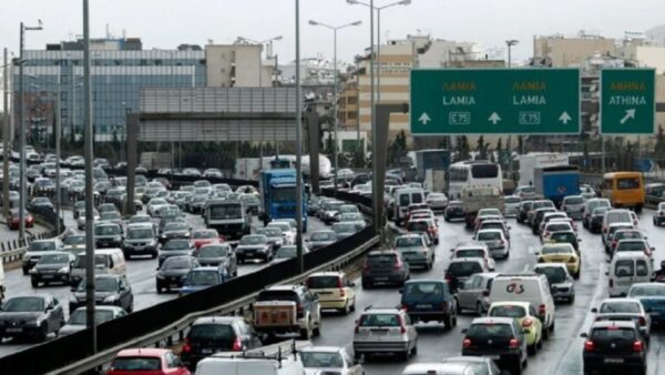 Kυκλοφοριακά προβλήματα στον Κηφισό λόγω τροχαίου ατυχήματος – Απεγκλωβισμός οδηγού