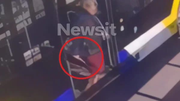 Κορωπί: Η στιγμή που ο 51χρονος καρφώνει με το κατσαβίδι τον επιβάτη στο λεωφορείο – Βίντεο ντοκουμέντο