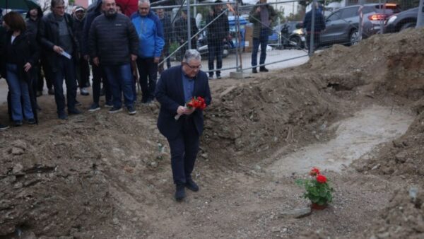 Στους ομαδικούς τάφους εκτελεσμένων κοντά στο Γεντί Κουλέ ο Δ. Κουτσούμπας