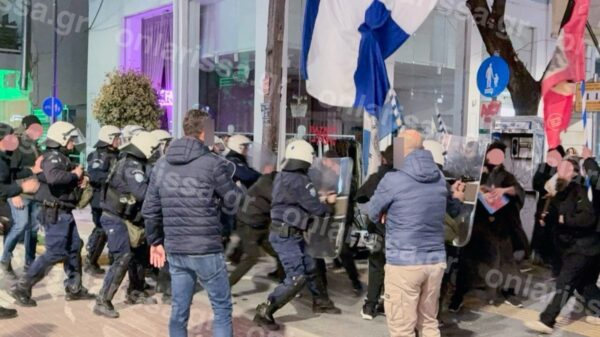 Λάρισα: Ένταση και προσαγωγές σε συγκέντρωση κατά θεατρικής παράστασης του Ζαραλίκου - video