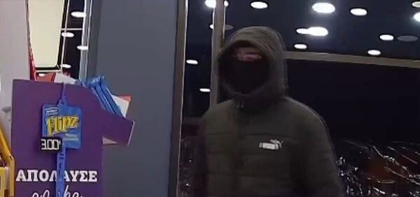 Θεσσαλονίκη: Ληστής εισέβαλε σε μίνι μάρκετ με την απειλή τεράστιου μαχαιριού - Video ντοκουμέντο