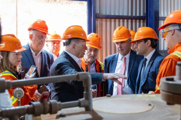 O Εκτελεστικός Αντιπρόεδρος της Ευρωπαϊκής Επιτροπής Stéphane Séjourné στο εργοστάσιο “Αλουμίνιον της Ελλάδος” της METLEN