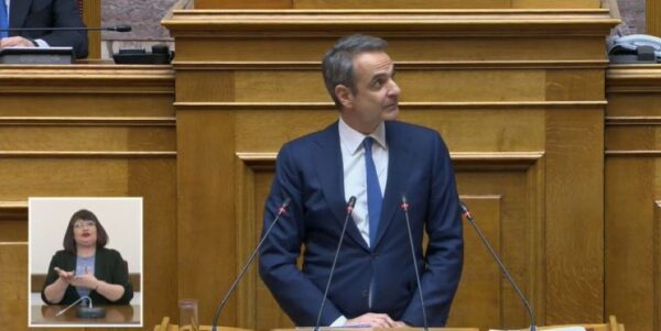 Διαδηλωτές πέταξαν τρικάκια κατά την έναρξη της ομιλίας του Κ. Μητσοτάκη στη Βουλή