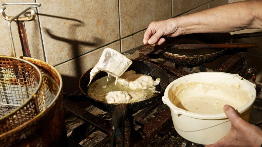 Μπακαλιάρος σε κουρκούτι μπίρας, τηγανητός, με σκορδαλιά