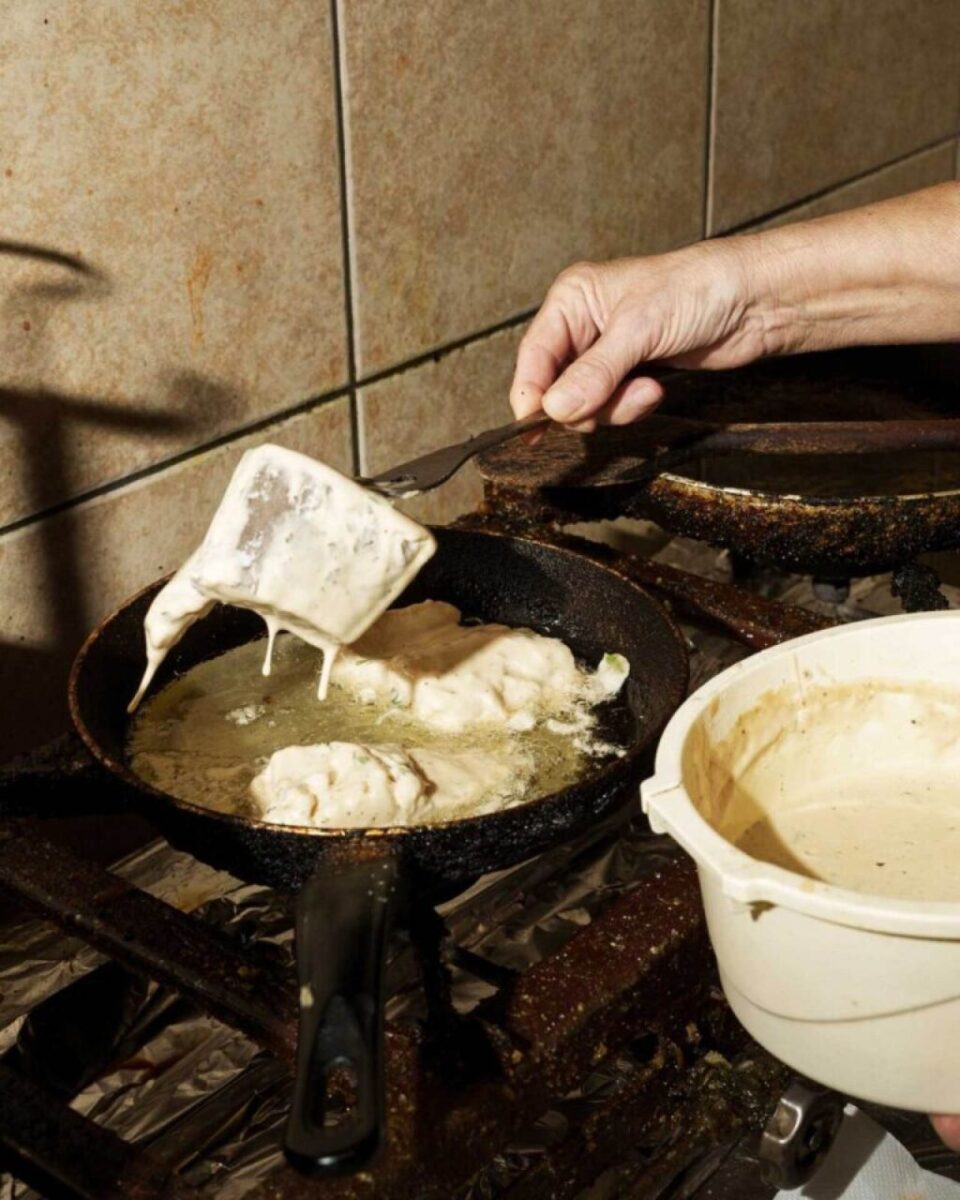 Μπακαλιάρος σε κουρκούτι μπίρας με σκορδαλιά