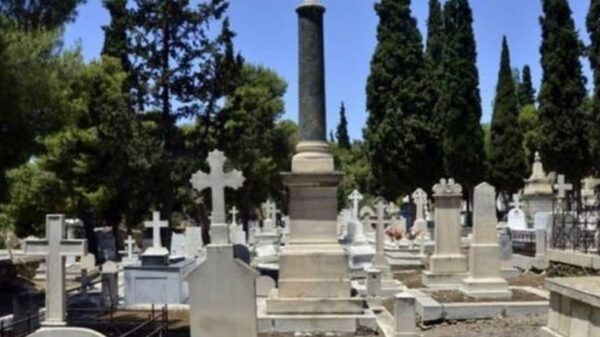 Πάτρα: Αυτοκίνητο κατέληξε μέσα σε νεκροταφείο – Πολλές ζημιές σε τάφους