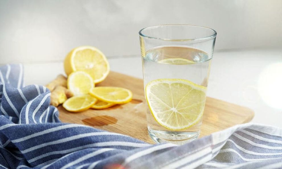 nero-me-lemoni Ζεστό νερό με λεμόνι το πρωί: 10 οφέλη για την υγεία
