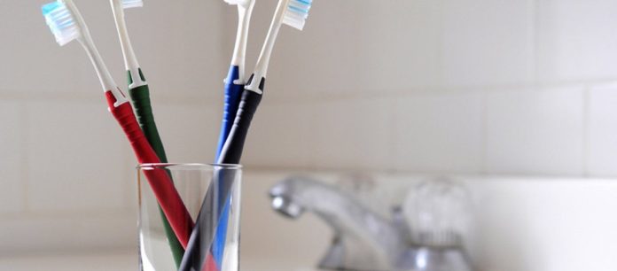 Ποιος είναι ο σωστός τρόπος αποθήκευσης της οδοντόβουρτσας για να αποφύγετε μύκητες και βακτήρια