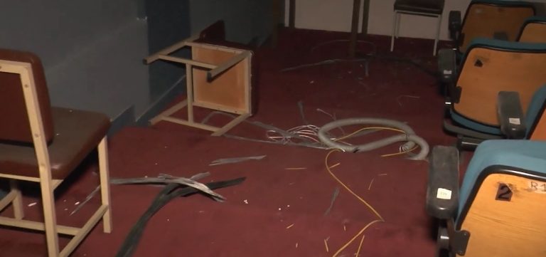 Σέρρες: Έκλεψε από τον Ορφέα κονσόλα φωτισμού αξίας 10.000 ευρώ και βανδάλισε το ιστορικό κτήριο - video