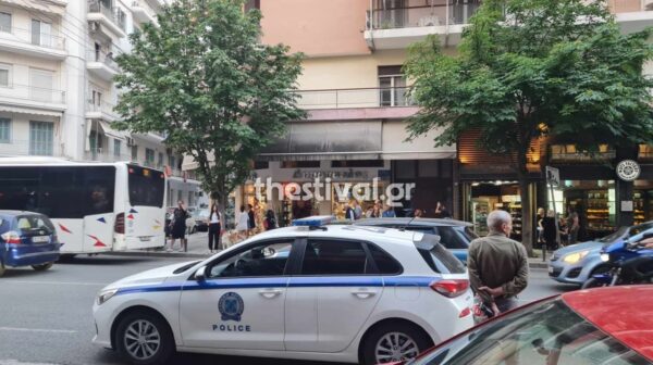 Θεσσαλονίκη: Επίθεση από κουκουλοφόρους δέχτηκε γνωστός youtuber – Του πέταξαν πέτρες, αυγά και μπουκάλια