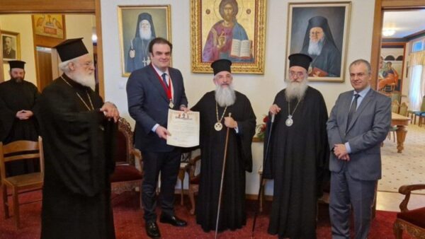 Η Εκκλησία της Κρήτης απένειμε στον Κυρ. Πιερρακάκη τον Σταυρό των Αποστόλων Παύλου και Τίτου