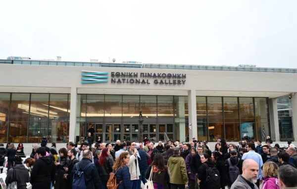 Συγκέντρωση διαμαρτυρίας έξω από την Πινακοθήκη – «Να επιστρέψουν τώρα τα έργα» που βανδάλισε ο βουλευτής της Νίκης