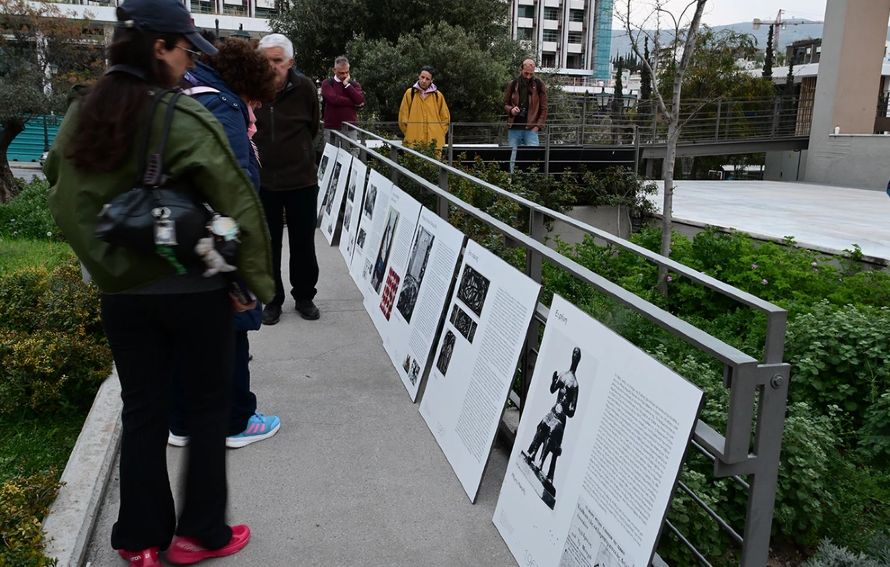 Συγκέντρωση διαμαρτυρίας έξω από την Πινακοθήκη – «Να επιστρέψουν τώρα τα έργα» που βανδάλισε ο βουλευτής της Νίκης