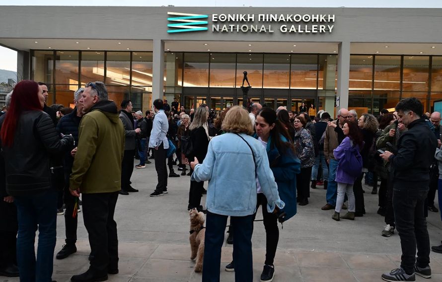 Συγκέντρωση διαμαρτυρίας έξω από την Πινακοθήκη – «Να επιστρέψουν τώρα τα έργα» που βανδάλισε ο βουλευτής της Νίκης