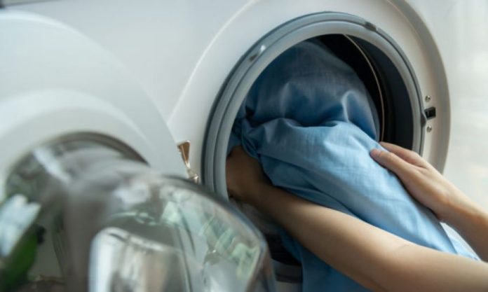 Είναι καλύτερα να πλένουμε τα ρούχα από την ανάποδη; Να τι λένε οι επαγγελματίες του πλυντηρίου
