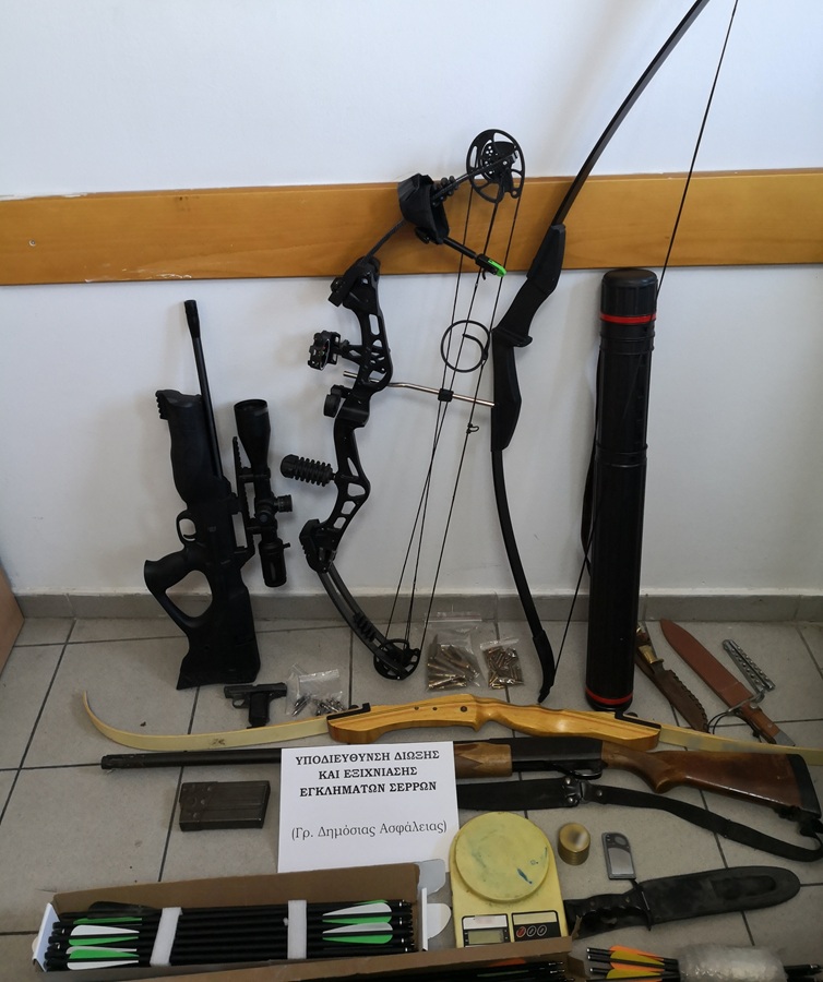 Τι βρήκε η ΕΛ.ΑΣ. στο σπίτι του 55χρονου που κατηγορείται ότι επιχείρησε να κάψει τη γυναίκα του