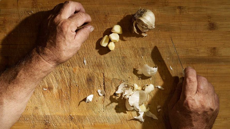 Μπακαλιάρος σε κουρκούτι μπίρας, τηγανητός, με σκορδαλιά