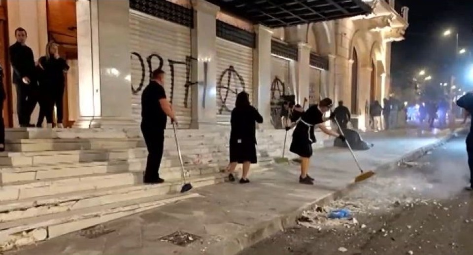 σπασμενα-μαρμαρα Αθήνα: Εργαζόμενοι μάζεψαν τα ξηλωμένα μάρμαρα ξενοδοχείου που άφησαν πίσω τους οι κουκουλοφόροι -video