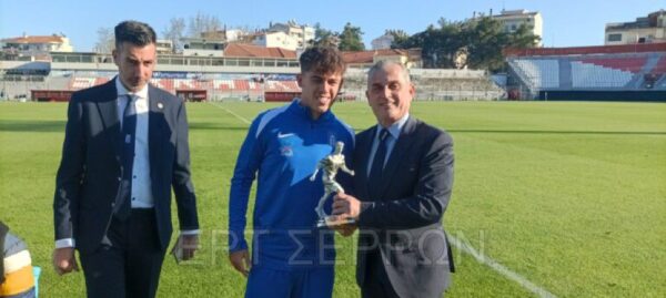 Ο Αντιπεριφερειάρχης Σερρών βράβευσε τον Νόα Άλεν που φόρεσε το εθνόσημο