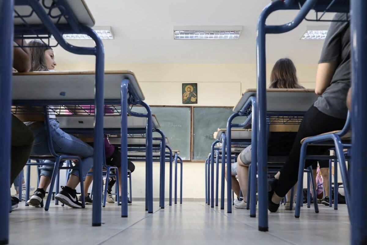 Πτολεμαΐδα: Αναστάτωση σε Λύκειο- Εξωσχολικοί πέταξαν αμπούλες με καυστικό υγρό και κροτίδες
