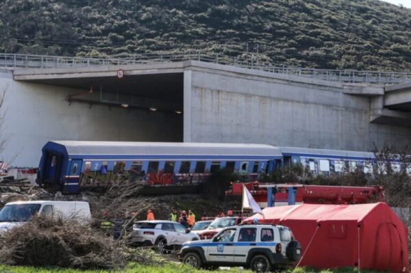 Τέμπη: “Πενθώ το παιδί μου και ακούω ότι μετέφερε παράνομο φορτίο” ξεσπά η μητέρα του μηχανοδηγού του εμπορικού τρένου