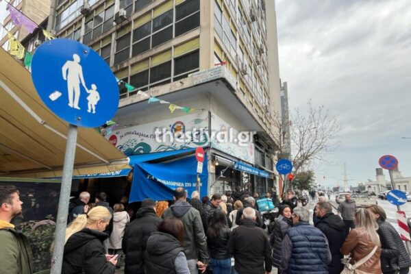 Ο βροχερός καιρός δεν πτόησε τους Θεσσαλονικείς – Ουρές έξω από τα ταβερνάκια για μπακαλιάρο και σκορδαλιά (φωτο & video)