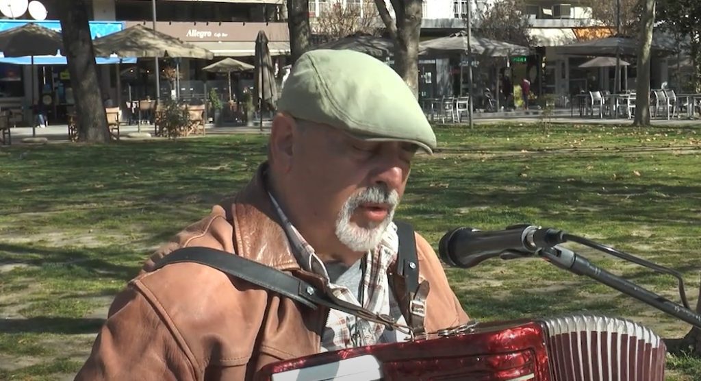 Χρήστος Τολιόπουλος: Ο μουσικός που γεμίζει νότες το κέντρο των Σερρών - video