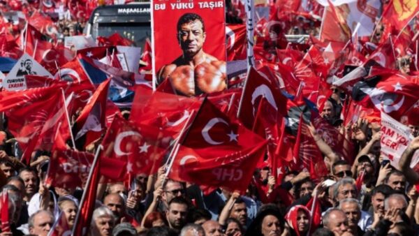 Τουρκία: Ογκώδης συγκέντρωση στην Κωνσταντινούπολη ως αντίδραση στη σύλληψη του Εκρέμ Ιμάμογλου